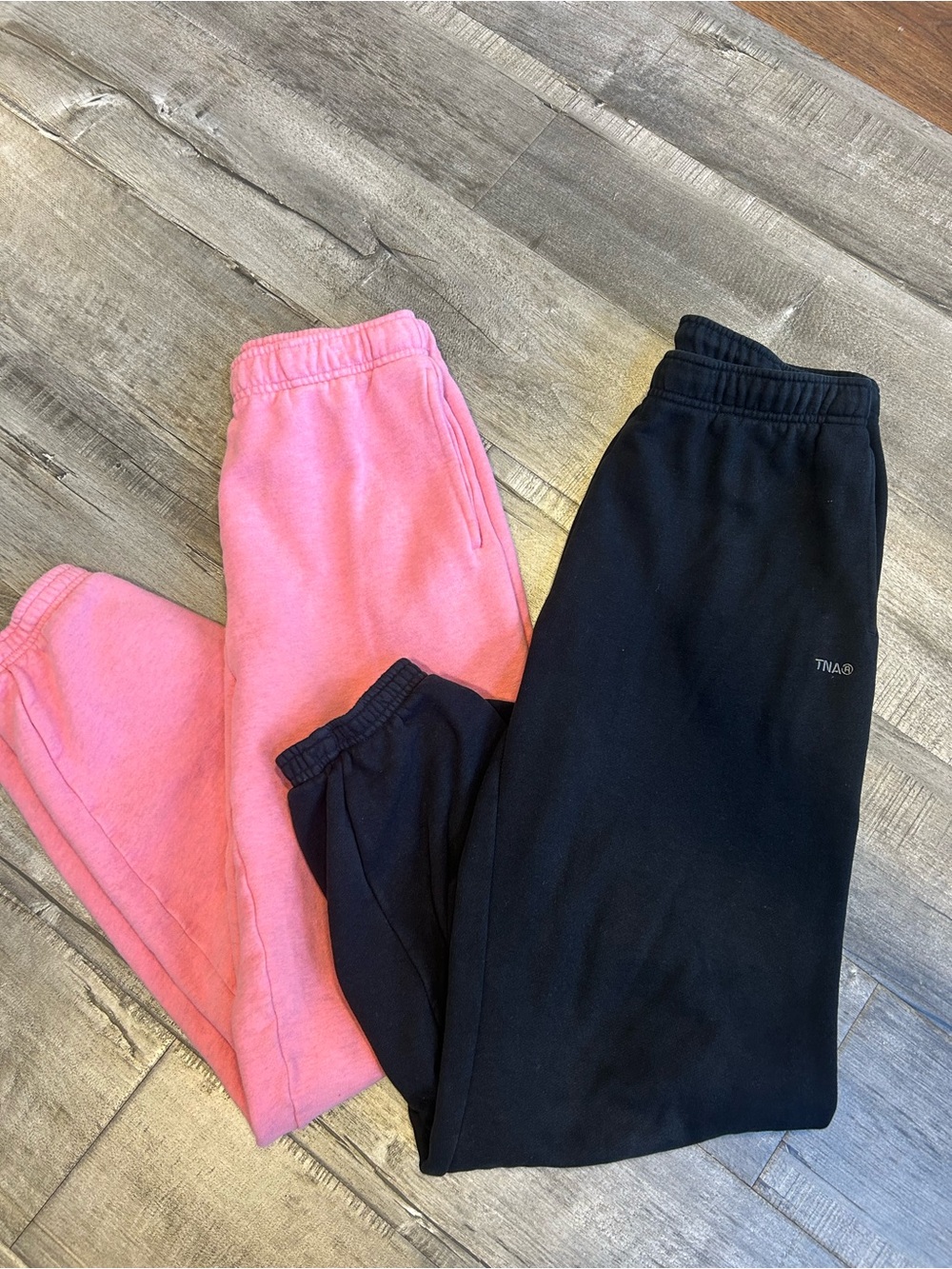 Aritzia TNA sweat pants xs black pink